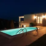 With Private Pools By Explore ヴィラ Ándros