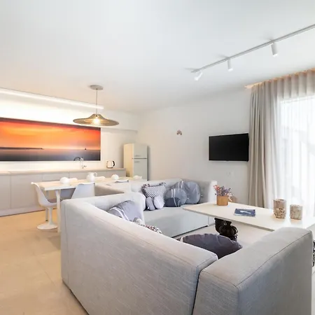 Suitehome With Private Pools By Explore Andros Town