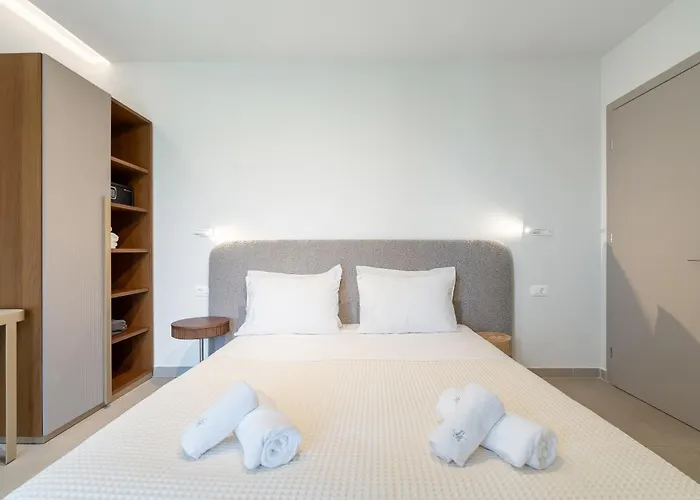 With Private Pools By Explore فيلة Ándros